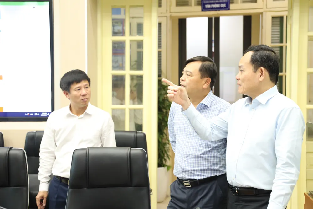 Trước khi chủ trì hội nghị, Phó Thủ tướng Trần Lưu Quang đến thăm phòng họp của Ban Chỉ đạo quốc gia về phòng chống thiên tai Trước khi chủ trì hội nghị, Phó Thủ tướng Trần Lưu Quang đến thăm phòng họp của Ban Chỉ đạo quốc gia về phòng chống thiên tai