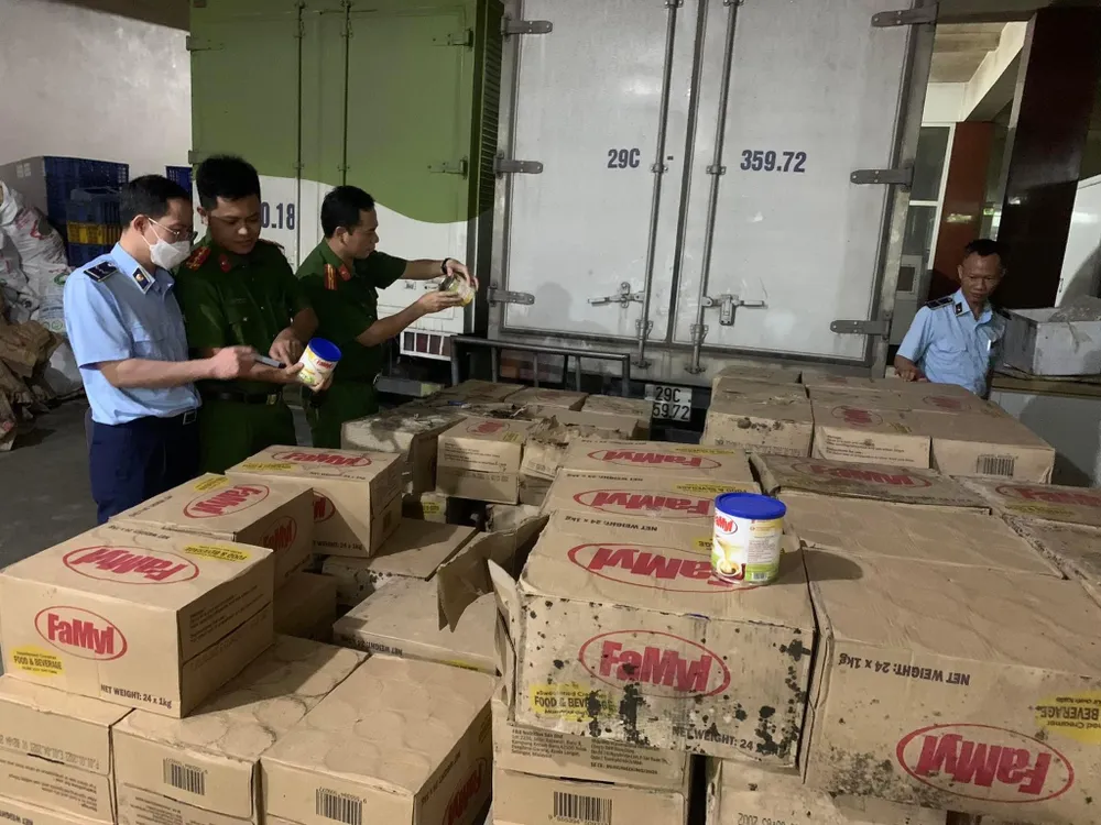 Lực lượng chức năng phát hiện hàng vạn que kem không đảm bảo an toàn