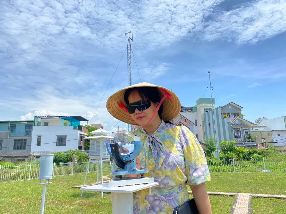 Cán bộ tại trạm quan trắc khí tượng kiểm tra dữ liệu về nhiệt độ. Ảnh: HOÀNG LINH Cán bộ tại trạm quan trắc khí tượng kiểm tra dữ liệu về nhiệt độ. Ảnh: HOÀNG LINH