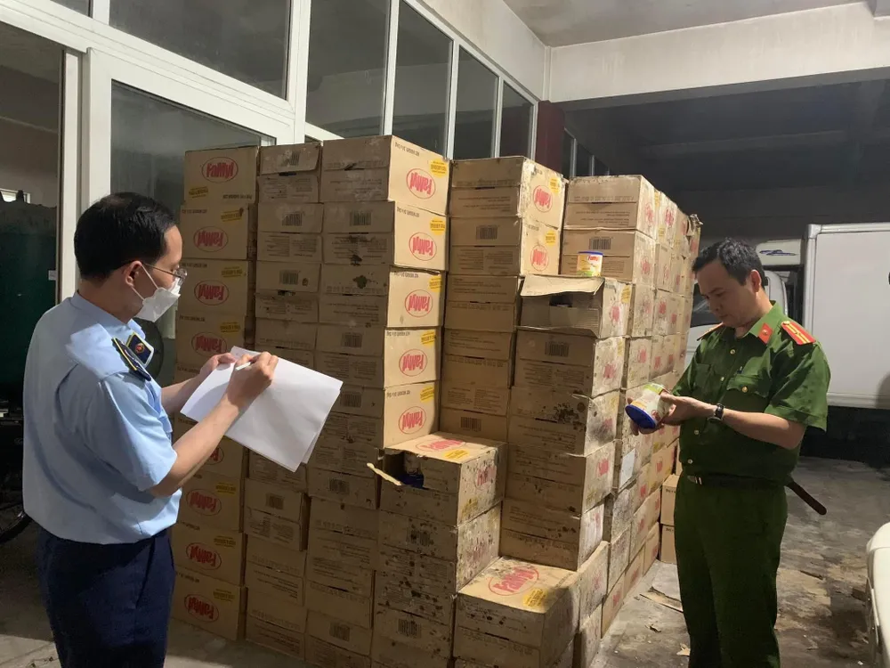 Lực lượng công an và QLTT kiểm kê số hàng vi phạm