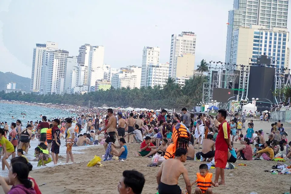 Người dân, du khách đổ xô về bãi biển Nha Trang để tránh nắng và nghỉ ngơi dịp lễ 30-4, 1-5 năm nay. Ảnh: TRUNG NHÂN