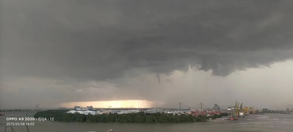 Những cơn mưa liên tục xuất hiện vào các buổi chiều ở TPHCM và Đông Nam bộ từ ngày 8-5 đến nay. Ảnh: QUỐC ANH Những cơn mưa liên tục xuất hiện vào các buổi chiều ở TPHCM và Đông Nam bộ từ ngày 8-5 đến nay. Ảnh: QUỐC ANH