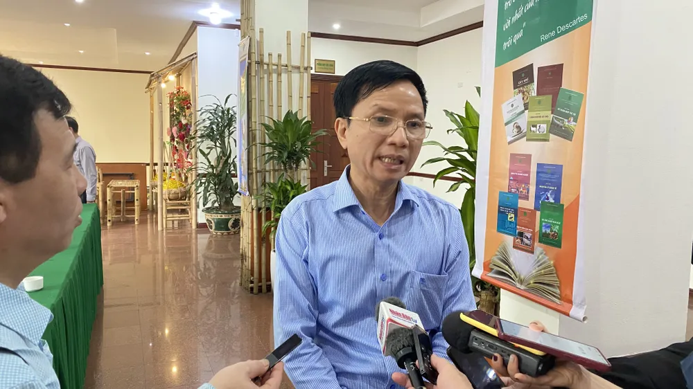 Chủ tịch VIPA trao đổi với báo chí về tình trạng chăn nuôi gia cầm đang rất khó khăn. Ảnh: VĂN PHÚC Chủ tịch VIPA trao đổi với báo chí về tình trạng chăn nuôi gia cầm đang rất khó khăn. Ảnh: VĂN PHÚC