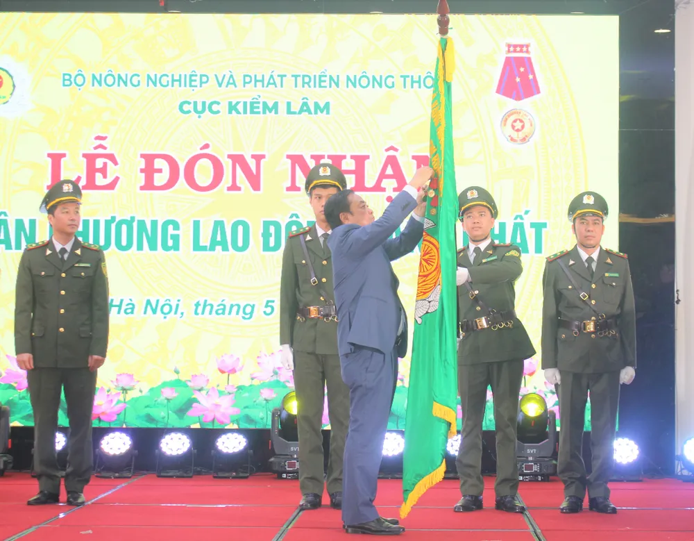 Bộ trưởng Lê Minh Hoan gắn Huân chương Lao động hạng Nhất cho Kiểm lâm Việt Nam Bộ trưởng Lê Minh Hoan gắn Huân chương Lao động hạng Nhất cho Kiểm lâm Việt Nam