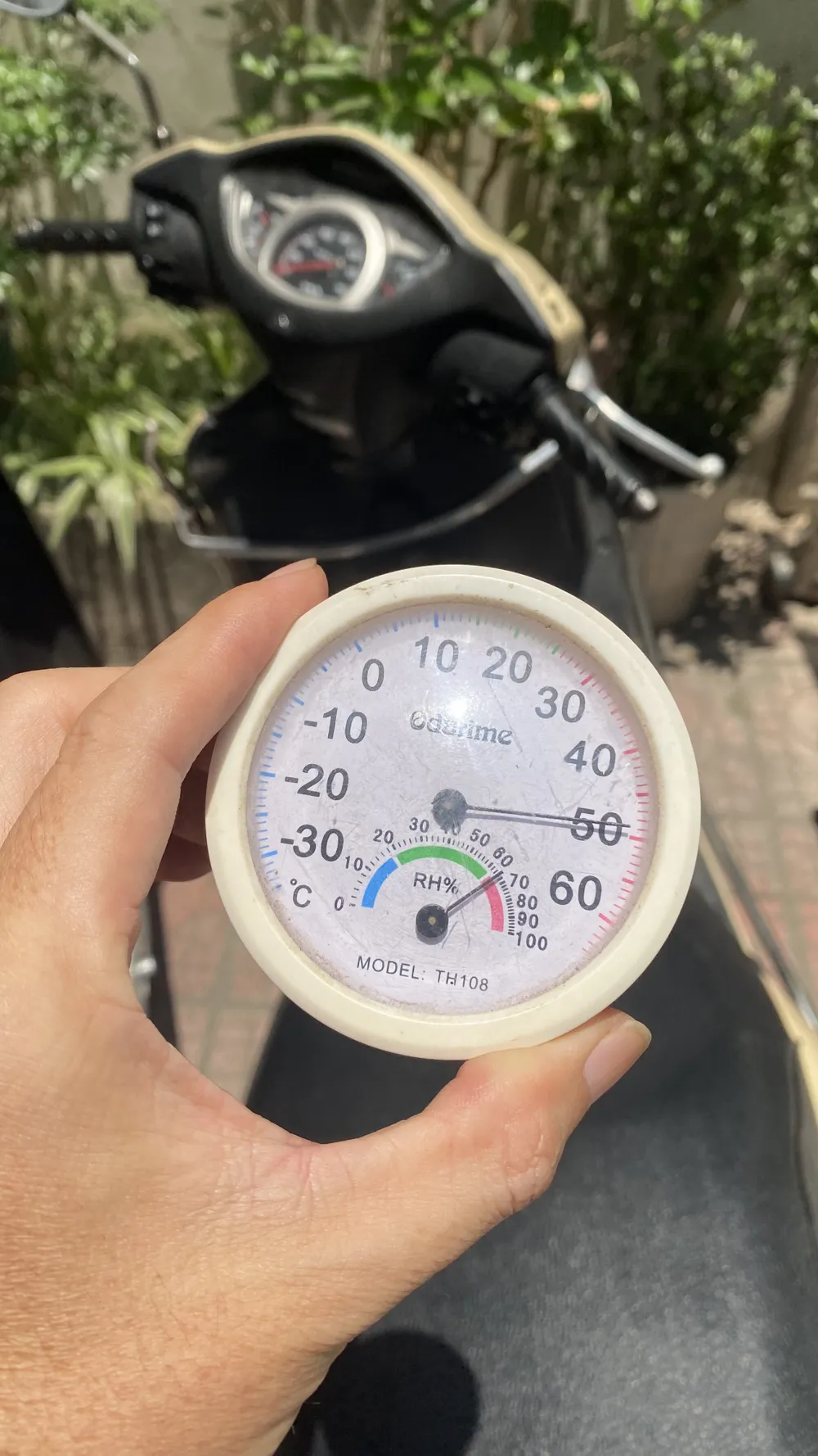 Nhiệt độ thực đo trên mặt đường ở Hà Nội trưa 22-5 Nhiệt độ thực đo trên mặt đường ở Hà Nội trưa 22-5