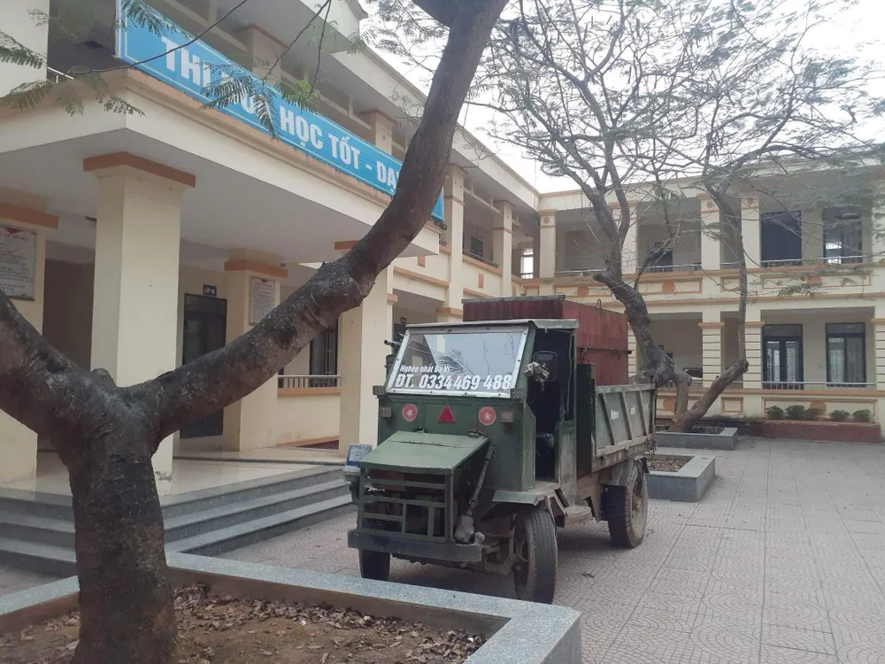 Trường học ở xã Cẩm Lĩnh cũng đang phải mua nước sinh hoạt. Ảnh do người dân chia sẻ Trường học ở xã Cẩm Lĩnh cũng đang phải mua nước sinh hoạt. Ảnh do người dân chia sẻ