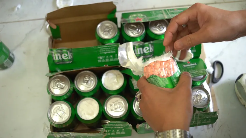 Ma túy đá được giấu trong các vỏ lon bia gửi từ Hà Lan về Việt Nam. Ảnh do Tổng cục Hải quan cung cấp