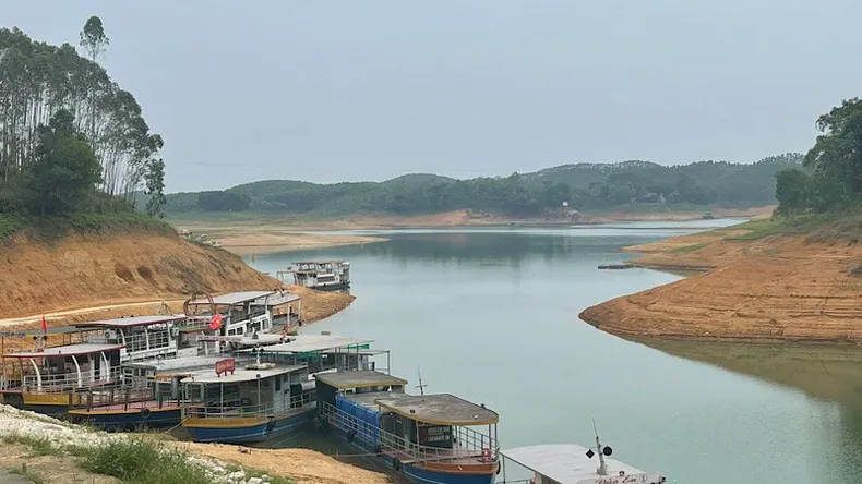Mực nước xuống sâu khiến tàu thuyền tại bến cảng Hương Lý trên hồ thủy điện Thác Bà đi lại rất khó khăn. Ảnh: Báo Nhân Dân