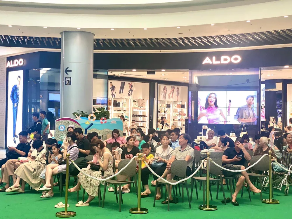 TTTM Aeon Mall Long Biên bố trí khu vực ngồi tránh nắng nóng cho người dân trong khu vực bị mất điện ngày 3-6. Ảnh: Aeon Mall Long Biên TTTM Aeon Mall Long Biên bố trí khu vực ngồi tránh nắng nóng cho người dân trong khu vực bị mất điện ngày 3-6. Ảnh: Aeon Mall Long Biên