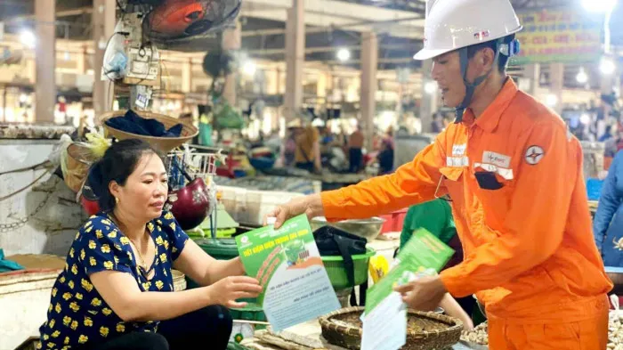 Công nhân điện lực Hà Nội đi từng ngõ gõ từng nhà kêu gọi tiết kiệm điện Công nhân điện lực Hà Nội đi từng ngõ gõ từng nhà kêu gọi tiết kiệm điện