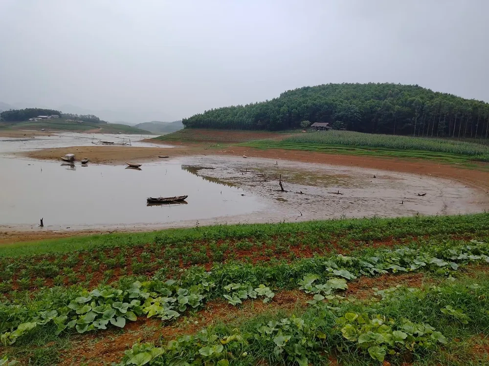 Hồ thủy điện Thác Bà cạn lộ dần đáy do thời tiết năm nay rất dị thường, chờ nguồn nước về mới có thể phát điện trở lại Hồ thủy điện Thác Bà cạn lộ dần đáy do thời tiết năm nay rất dị thường, chờ nguồn nước về mới có thể phát điện trở lại