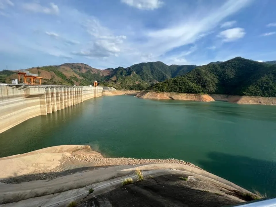 Hồ thủy điện Sơn La đã xuống dưới mực nước chết Hồ thủy điện Sơn La đã xuống dưới mực nước chết