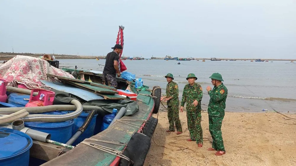 Bộ đội biên phòng thuộc Đồn Biên phòng đảo Bạch Long Vĩ hỗ trợ ngư dân đưa tàu cá lên bờ tránh bão số 1 Bộ đội biên phòng thuộc Đồn Biên phòng đảo Bạch Long Vĩ hỗ trợ ngư dân đưa tàu cá lên bờ tránh bão số 1
