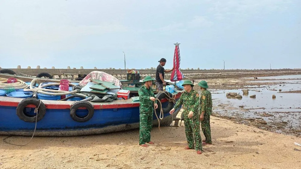 Bộ đội biên phòng thuộc Đồn Biên phòng đảo Bạch Long Vĩ hỗ trợ ngư dân đưa tàu cá lên bờ tránh bão số 1. Ảnh: BÍCH NGUYỄN Bộ đội biên phòng thuộc Đồn Biên phòng đảo Bạch Long Vĩ hỗ trợ ngư dân đưa tàu cá lên bờ tránh bão số 1. Ảnh: BÍCH NGUYỄN