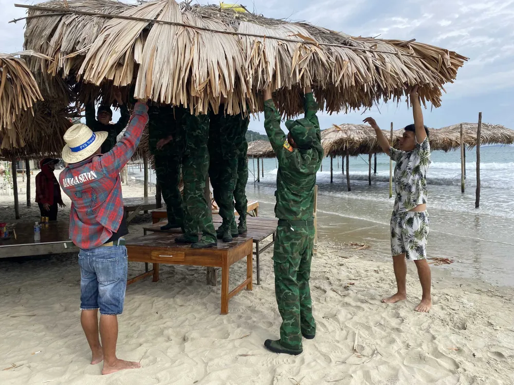 Bộ đội biên phòng ở đảo Cô Tô (Quảng Ninh) giúp người dân tháo dỡ, di chuyển các mái lá lều du lịch tránh bão. Ảnh theo Trung tâm VHTT Cô Tô Bộ đội biên phòng ở đảo Cô Tô (Quảng Ninh) giúp người dân tháo dỡ, di chuyển các mái lá lều du lịch tránh bão. Ảnh theo Trung tâm VHTT Cô Tô