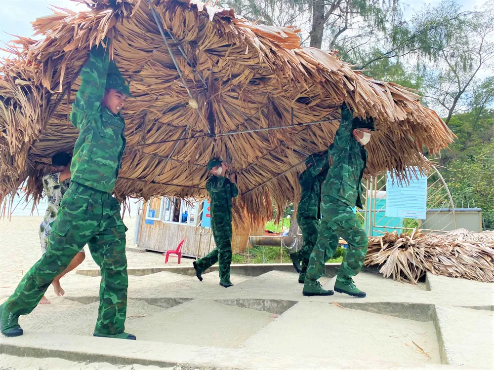 Bộ đội biên phòng ở đảo Cô Tô (Quảng Ninh) giúp người dân tháo dỡ, di chuyển các mái lá lều du lịch tránh bão. Ảnh theo Trung tâm VHTT Cô Tô Bộ đội biên phòng ở đảo Cô Tô (Quảng Ninh) giúp người dân tháo dỡ, di chuyển các mái lá lều du lịch tránh bão. Ảnh theo Trung tâm VHTT Cô Tô