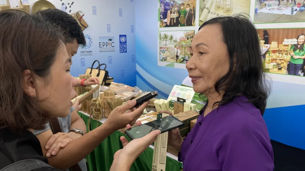 Chủ các doanh nghiệp có sản phẩm xanh trao đổi với báo chí tại triển lãm Chủ các doanh nghiệp có sản phẩm xanh trao đổi với báo chí tại triển lãm