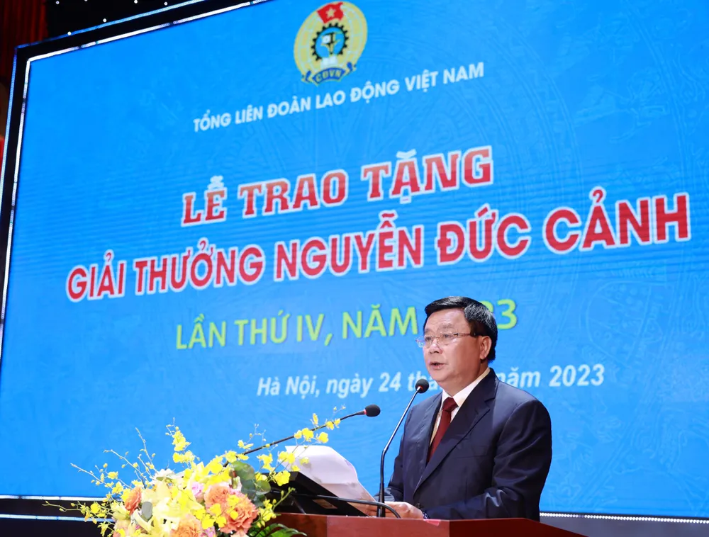 Đồng chí Nguyễn Xuân Thắng, Ủy viên Bộ Chính trị, Giám đốc Học viện Chính trị quốc gia Hồ Chí Minh, Chủ tịch Hội đồng Lý luận Trung ương phát biểu tại lễ trao giải thưởng Đồng chí Nguyễn Xuân Thắng, Ủy viên Bộ Chính trị, Giám đốc Học viện Chính trị quốc gia Hồ Chí Minh, Chủ tịch Hội đồng Lý luận Trung ương phát biểu tại lễ trao giải thưởng