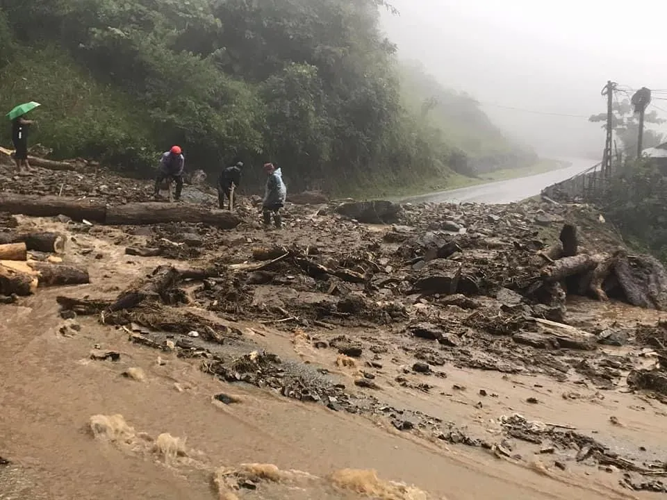 Sạt lở trên đèo Khau Phạ ngày 28-7. Ảnh do người dân cung cấp