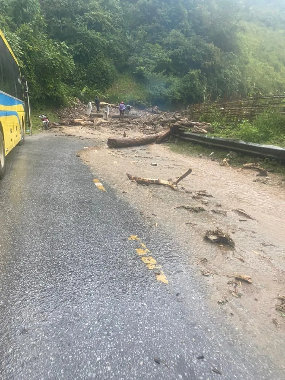 Xe lớn không thể vượt qua điểm sạt lở