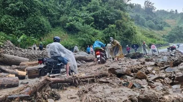 Đất đá, bùn rác, cây gỗ theo mưa tràn xuống QL32 tại đèo Khau Phạ
