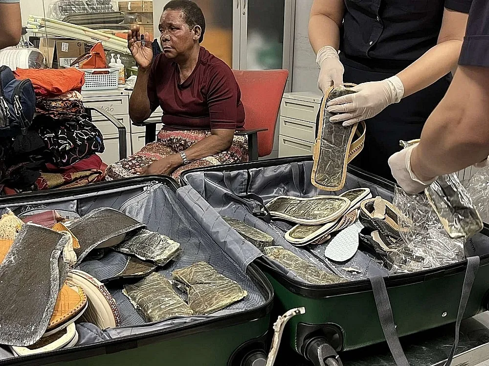 Đối tượng và cocain tang vật trong vụ bắt giữ tại sân bay Nội Bài ngày 1-6-2023. Ảnh: Hải quan Nội Bài cung cấp Đối tượng và cocain tang vật trong vụ bắt giữ tại sân bay Nội Bài ngày 1-6-2023. Ảnh: Hải quan Nội Bài cung cấp