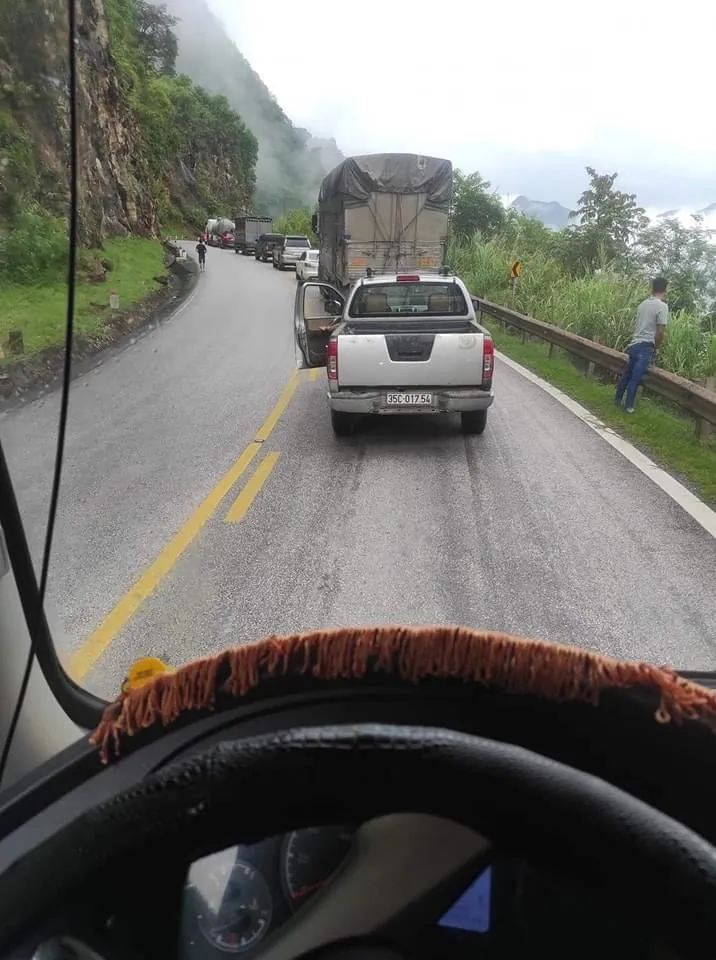 Hai chiều qua đèo Thung Khe đều tắc sáng nay 4-8