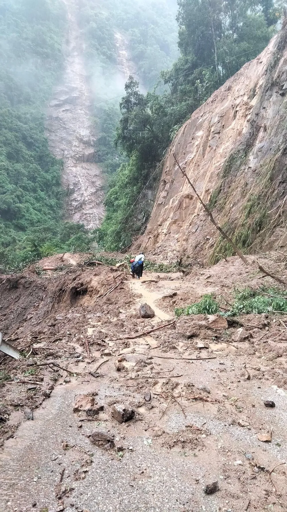 Quốc lộ 32 qua huyện Mù Cang Chải (Yên Bái) sập, sụt gần 100 đoạn, trong đó có 3 đoạn mất gần 100m đường mỗi đoạn