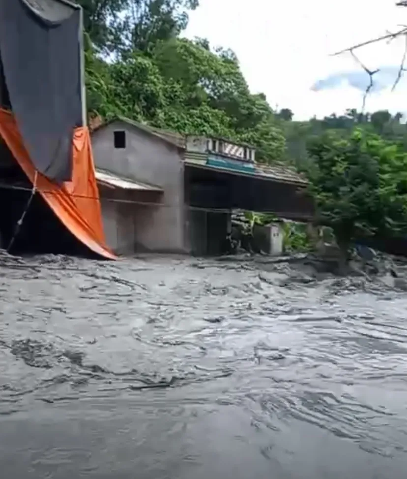 Bùn thải trôi xuống khu dân cư ở xã Tả Phời