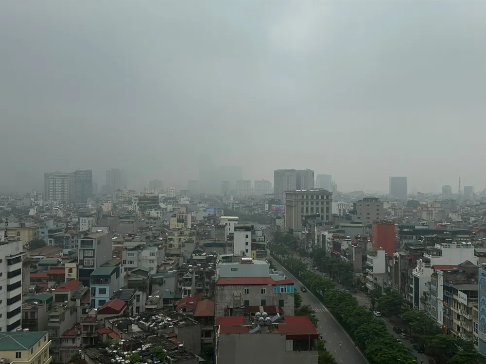 Bầu trời có sương và mây. Ảnh: TRƯƠNG HUYỀN Bầu trời có sương và mây. Ảnh: TRƯƠNG HUYỀN