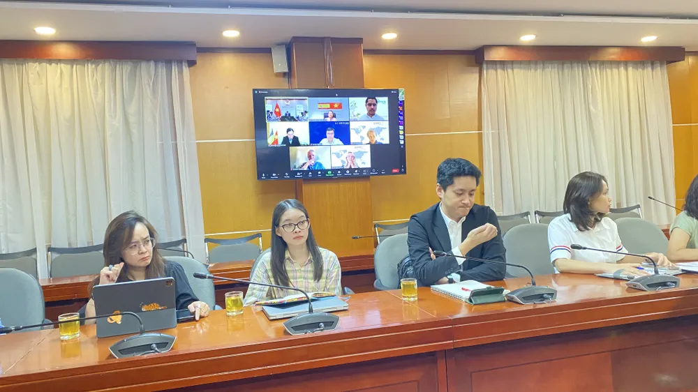 Các chuyên gia, đại diện doanh nghiệp trong và quốc tế tham gia tọa đàm qua hình thức trực tiếp và trực tuyến, chiều 11-8. Ảnh: VĂN PHÚC Các chuyên gia, đại diện doanh nghiệp trong và quốc tế tham gia tọa đàm qua hình thức trực tiếp và trực tuyến, chiều 11-8. Ảnh: VĂN PHÚC