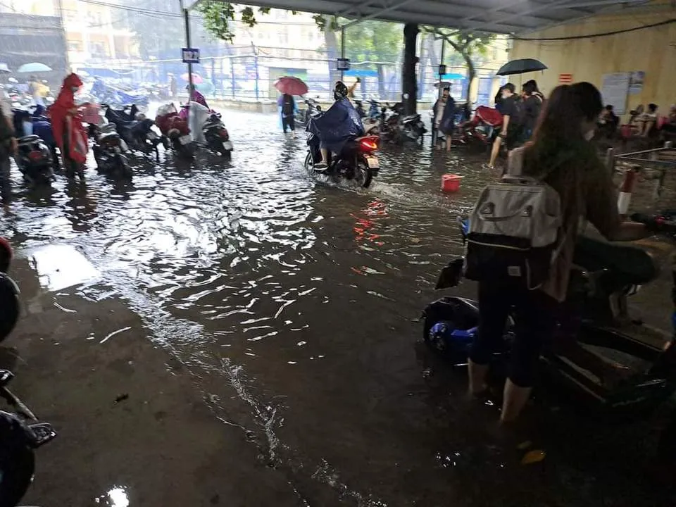 Mưa ngập tại nhà để xe của Trường ĐH Công đoàn. Ảnh: Người dân cung cấp Mưa ngập tại nhà để xe của Trường ĐH Công đoàn. Ảnh: Người dân cung cấp