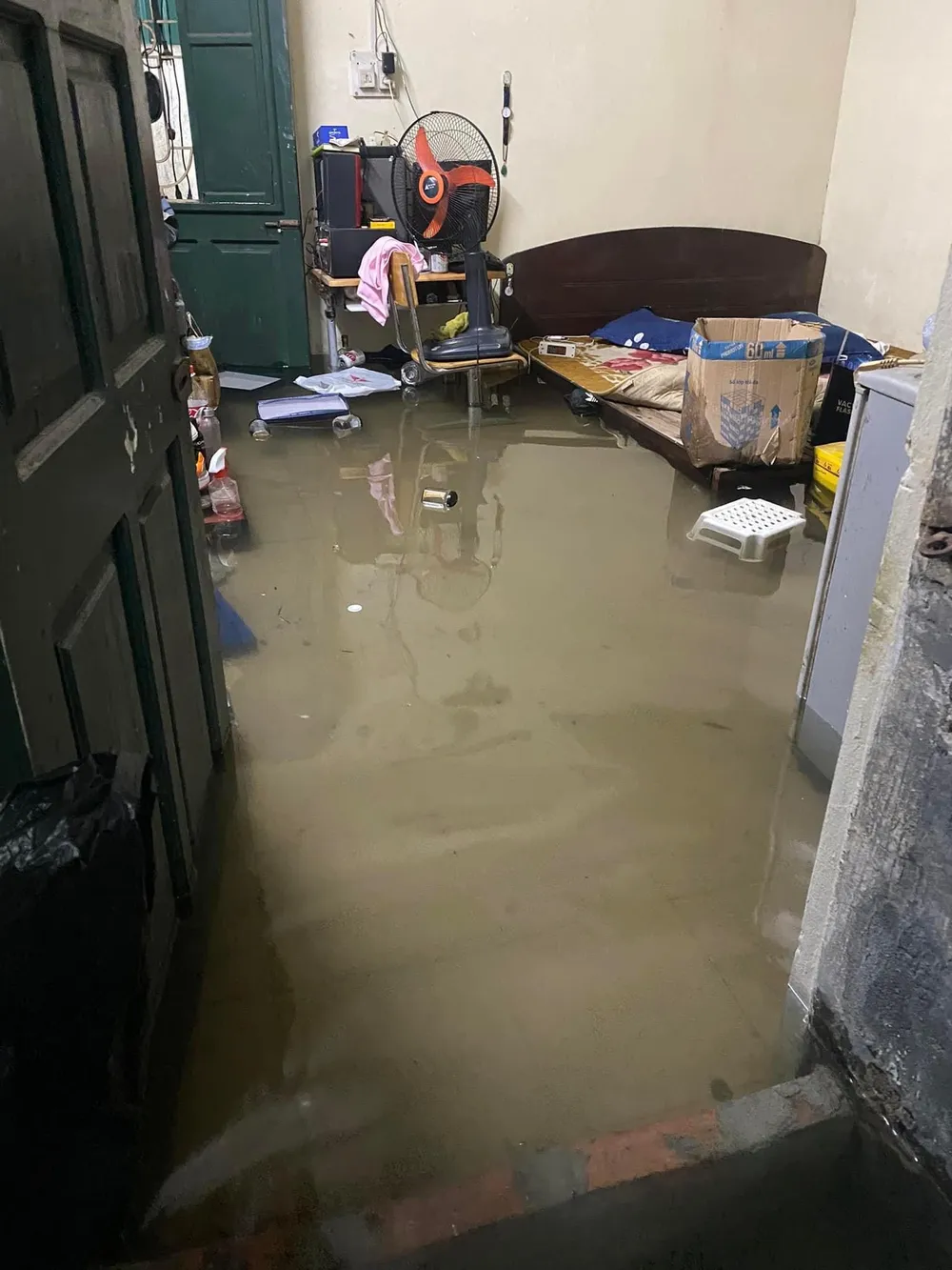 Nước tràn vào nhà dân tại phường Tân Mai, quận Hoàng Mai (Hà Nội) do cơn mưa trưa và chiều qua 11-8. Ảnh: Người dân cung cấp Nước tràn vào nhà dân tại phường Tân Mai, quận Hoàng Mai (Hà Nội) do cơn mưa trưa và chiều qua 11-8. Ảnh: Người dân cung cấp