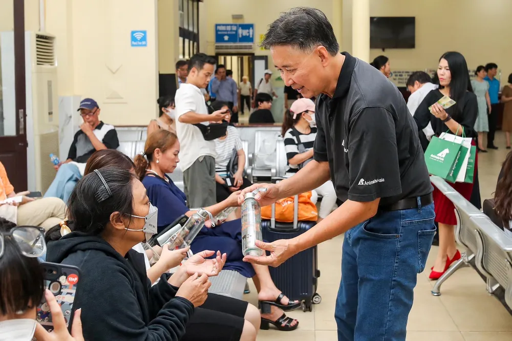 TS Tuấn Bendixsen, Trưởng đại diện Tổ chức Động vật châu Á tại Việt Nam trực tiếp phát quà tặng cho khách đi tàu