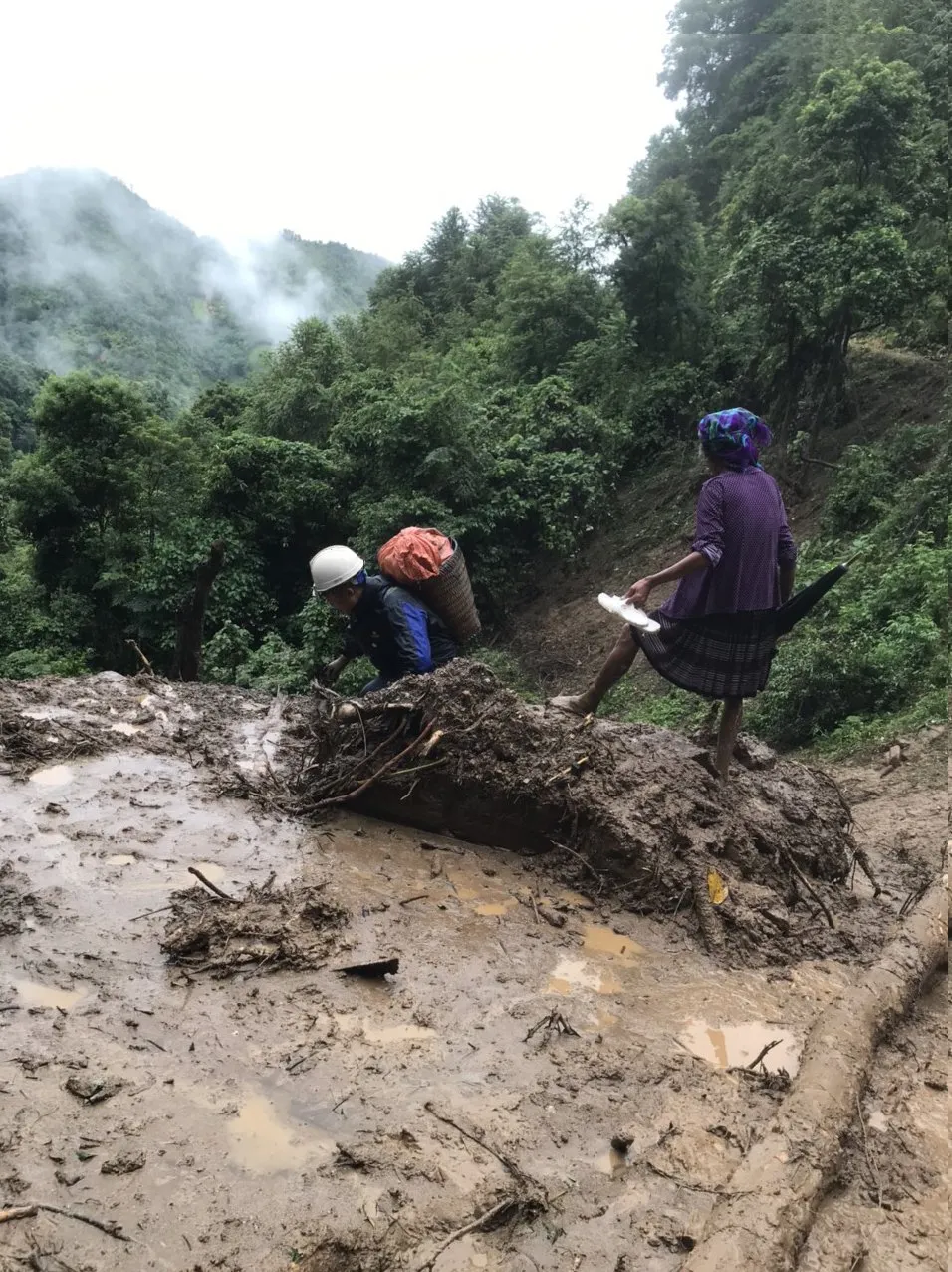 Đường giao thông tê liệt do mưa lũ đầu tháng 8-2023 tại tỉnh Sơn La Đường giao thông tê liệt do mưa lũ đầu tháng 8-2023 tại tỉnh Sơn La