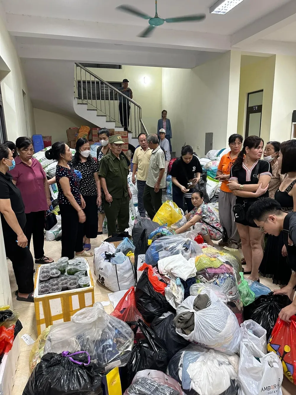 Người dân ở Khương Đình và Khương Hạ (quận Thanh Xuân, TP Hà Nội) đang gom góp quần áo để hỗ trợ những nạn nhân sống sót sau vụ cháy, nay bỗng chốc trắng tay. Ảnh: PHẠM THÁI HÀ