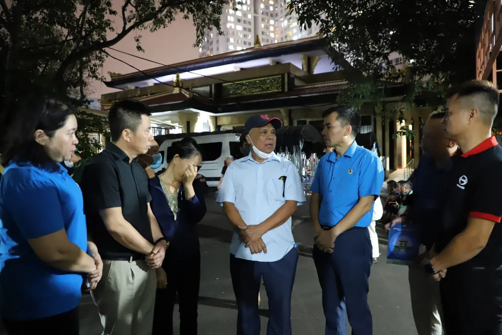 Động viên người thân của các nạn nhân vượt qua nỗi đau và mất mát Động viên người thân của các nạn nhân vượt qua nỗi đau và mất mát