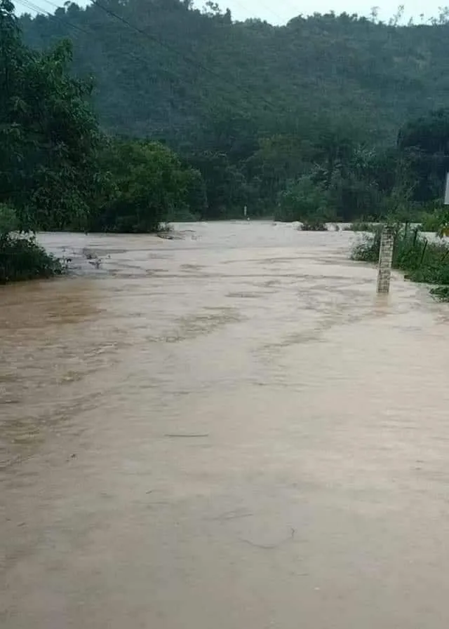 Nước sông, nước suối dâng cao ở các huyện Cao Phong, Kim Bôi. Ảnh: CTV Nước sông, nước suối dâng cao ở các huyện Cao Phong, Kim Bôi. Ảnh: CTV