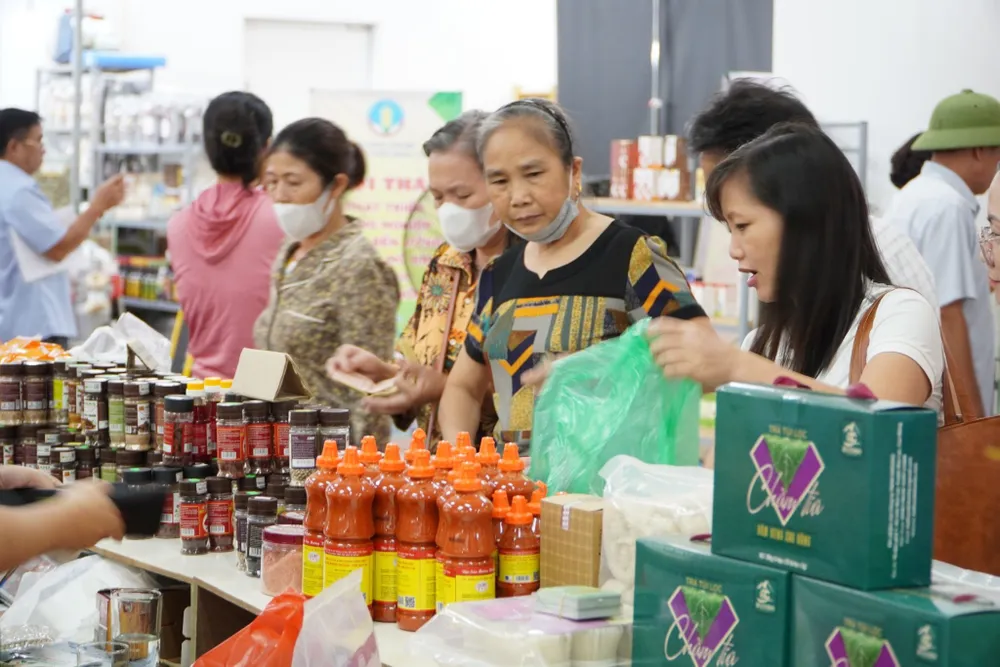 Triển lãm hàng hóa, nông sản, sản phẩm OCOP tại Hà Nội tháng 9-2023. Ảnh: VĂN PHÚC