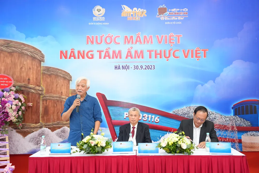 Nhà sử học Dương Trung Quốc phát biểu tại hội thảo Nhà sử học Dương Trung Quốc phát biểu tại hội thảo