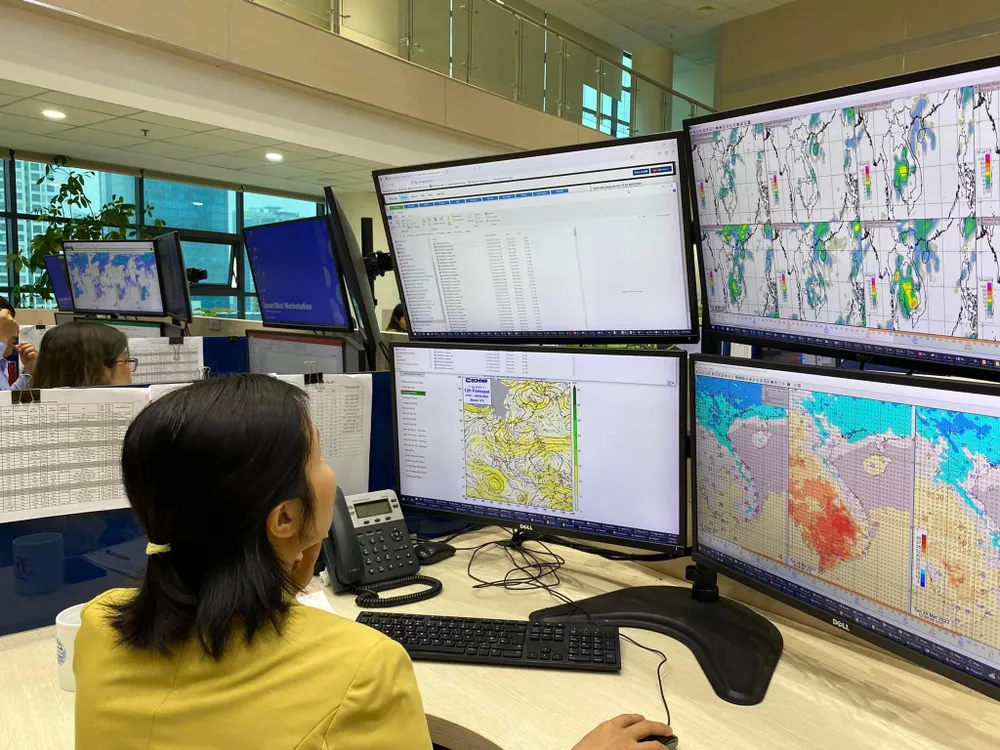 Các dự báo viên đang phân tích, đưa ra nhận định tình hình thời tiết từ các dữ liệu gửi về