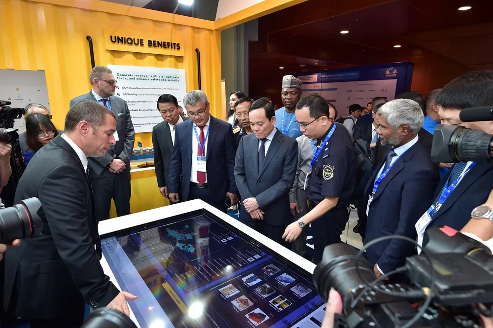 Phó Thủ tướng Trần Lưu Quang tham quan khu triển lãm công nghệ hải quan quốc tế bên lề hội nghị sáng 10-10 Phó Thủ tướng Trần Lưu Quang tham quan khu triển lãm công nghệ hải quan quốc tế bên lề hội nghị sáng 10-10