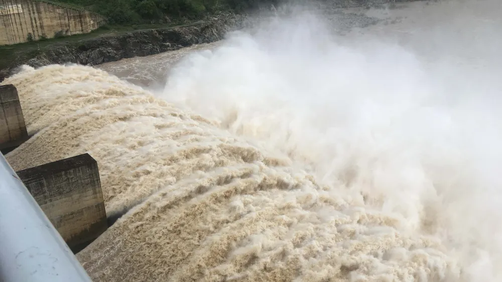 Tại một số nơi ở miền Trung, thủy điện đang phải xả tràn để đón đợt mưa lũ