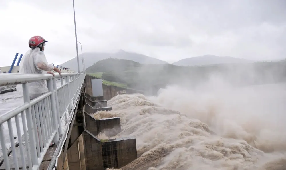 Để chủ động tạo dung tích dự phòng đón lũ, vừa qua, nhiều thủy điện ở miền Trung đã chủ động xả lũ. Trong ảnh, hồ thủy điện sông Ba Hạ (Phú Yên) xả lũ. Ảnh: MINH HUY