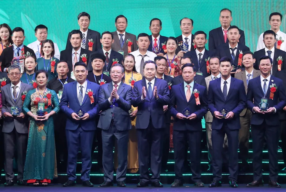 Lễ tôn vinh những nông dân xuất sắc, tối 13-10. Ảnh: QUANG PHÚC Lễ tôn vinh những nông dân xuất sắc, tối 13-10. Ảnh: QUANG PHÚC