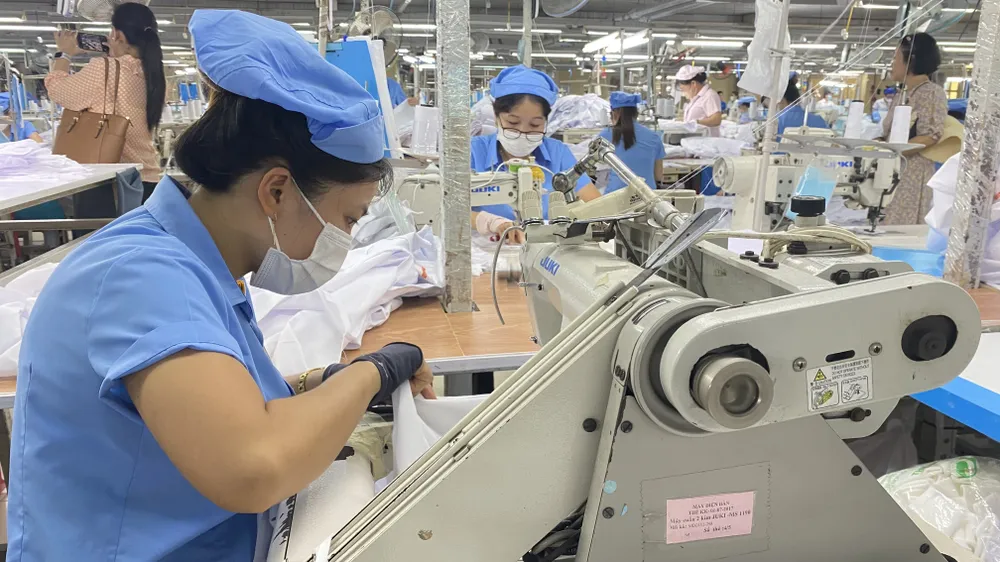 Dệt may là ngành đang chịu ảnh hưởng bởi các đơn hàng của EU chuyển từ Việt Nam sang Bangladesh. Ảnh: VĂN PHÚC
