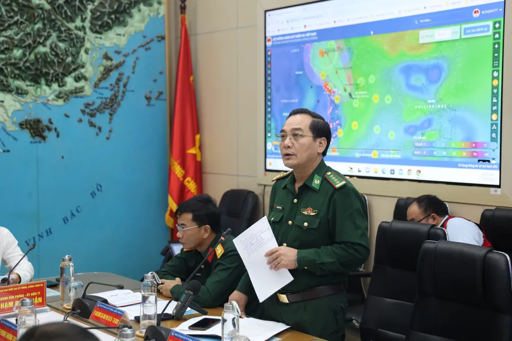 Đại tá Nguyễn Đình Hưng, Trưởng Phòng Cứu hộ cứu nạn, Bộ Tư lệnh Bộ đội Biên phòng báo cáo công tác quản lý, giám sát tàu thuyền tránh bão, tại cuộc họp Ban Chỉ đạo quốc gia ngày 18-10 Đại tá Nguyễn Đình Hưng, Trưởng Phòng Cứu hộ cứu nạn, Bộ Tư lệnh Bộ đội Biên phòng báo cáo công tác quản lý, giám sát tàu thuyền tránh bão, tại cuộc họp Ban Chỉ đạo quốc gia ngày 18-10