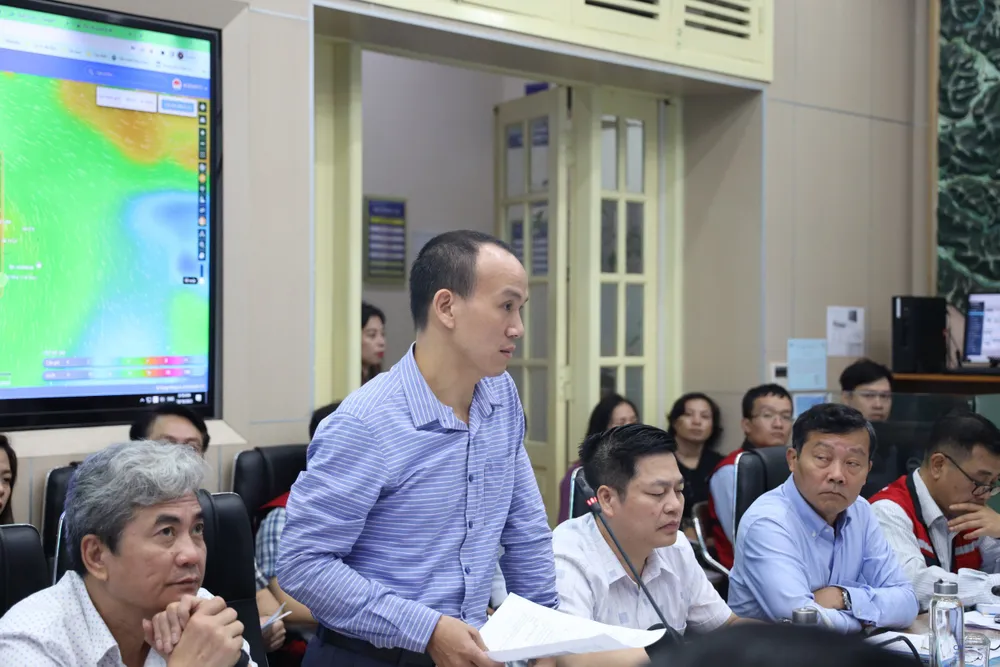 Ông Hoàng Phúc Lâm, Phó Giám đốc Trung tâm Dự báo Khí tượng - thủy văn quốc gia báo cáo nhận định xu thế bão và thời tiết tại cuộc họp ngày 18-10 Ông Hoàng Phúc Lâm, Phó Giám đốc Trung tâm Dự báo Khí tượng - thủy văn quốc gia báo cáo nhận định xu thế bão và thời tiết tại cuộc họp ngày 18-10