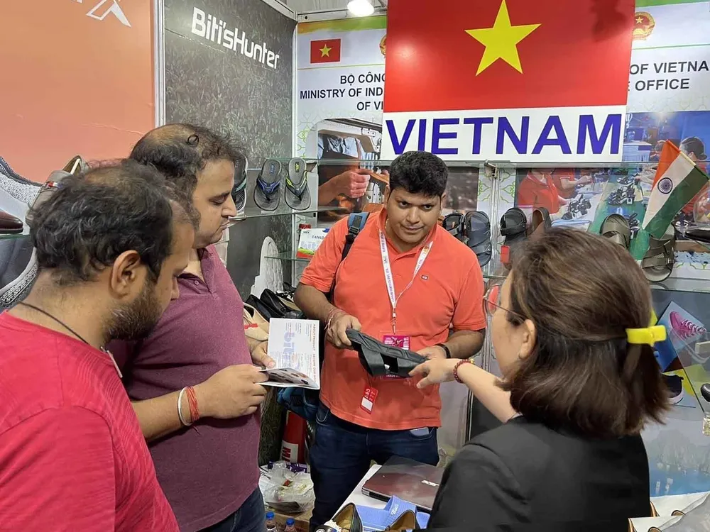 Các doanh nghiệp Việt Nam quảng bá sản phẩm giày dép tại Ấn Độ. Ảnh theo NGỌC THÚY (PV TTXVN tại Ấn Độ) Các doanh nghiệp Việt Nam quảng bá sản phẩm giày dép tại Ấn Độ. Ảnh theo NGỌC THÚY (PV TTXVN tại Ấn Độ)