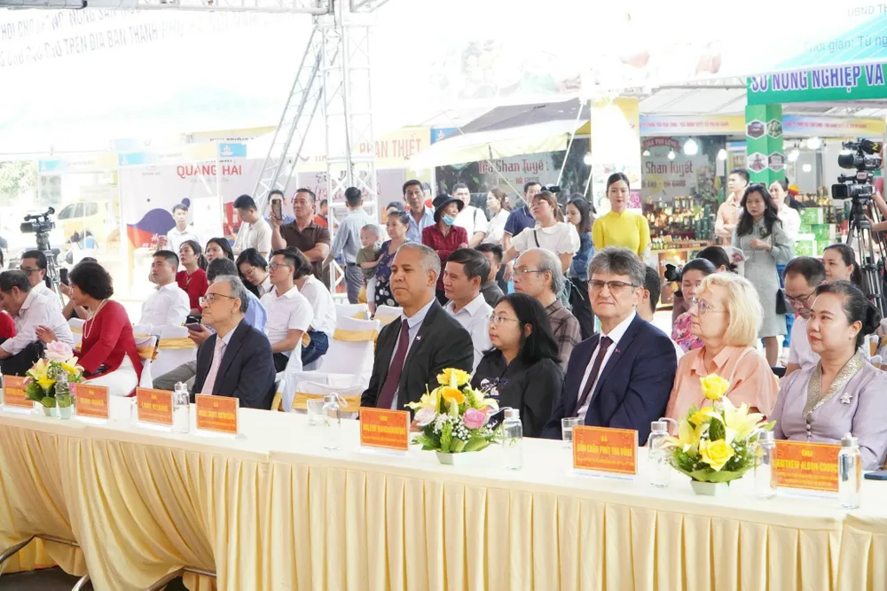 Các đại biểu trong và ngoài nước dự lễ khai mạc sáng 27-10